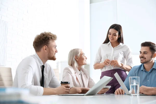 Geschäftsleute diskutieren Arbeitsangelegenheiten im Büro. professionelle Kommunikation — Stockfoto