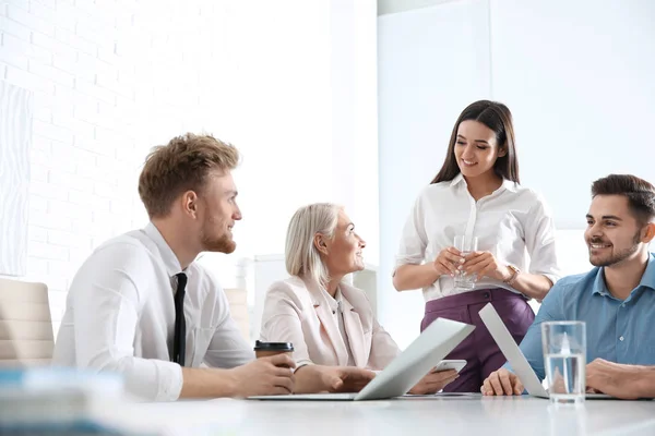 Mensen uit het bedrijfsleven bespreken werk zaken in office. Professionele communicatie — Stockfoto