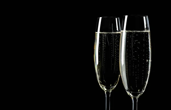 Glazen champagne op zwarte achtergrond, ruimte voor tekst — Stockfoto