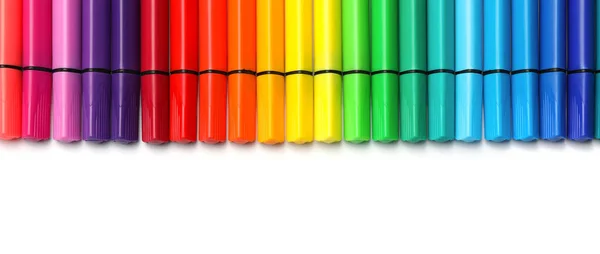 Muchos marcadores de colores sobre fondo blanco, vista superior. Paleta arco iris —  Fotos de Stock