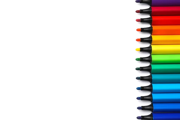 Molti marcatori colorati su sfondo bianco, vista dall'alto. Tavolozza arcobaleno — Foto Stock
