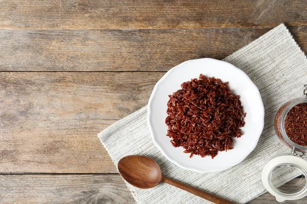 Composición plana con plato de arroz integral hervido y espacio para texto sobre fondo de madera — Foto de Stock