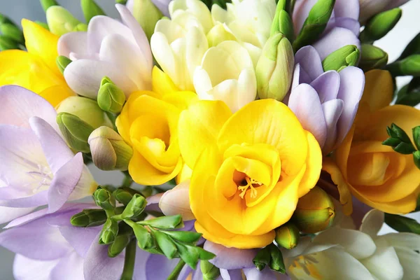 Красивий букет з свіжих квітів фрезії як фон, крупним планом — стокове фото
