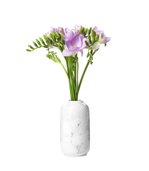 Buquê de flores frescas freesia em vaso isolado em branco — Fotografia de Stock