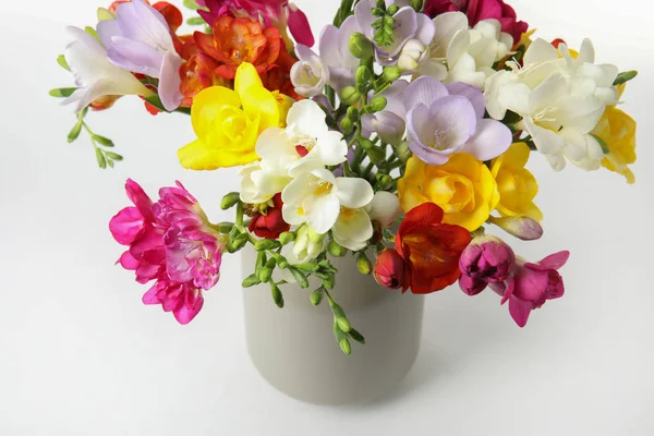 Vas med vackra Spring Freesia blommor isolerade på vitt — Stockfoto
