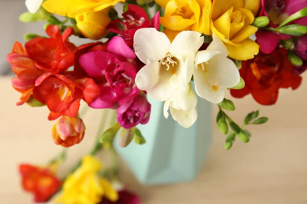 Vackra Spring Freesia blommor på bordet, närbild — Stockfoto
