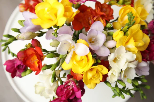 Букет красивих весняних квітів фрезії на столі, крупним планом — стокове фото