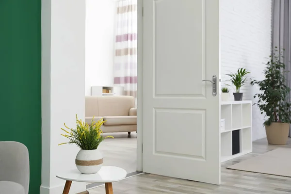Nappali belső elegáns bútorokkal és a nyitott ajtó — Stock Fotó