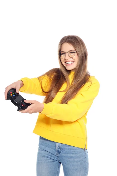 Jeune femme émotionnelle jouant à des jeux vidéo avec contrôleur isolé sur blanc — Photo
