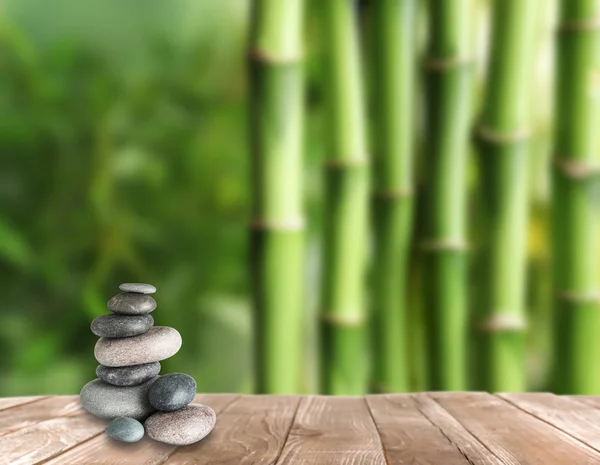 Στοιβάζονται πέτρες zen σε ξύλινο τραπέζι στον κήπο, Χώρος για το κείμενο — Φωτογραφία Αρχείου