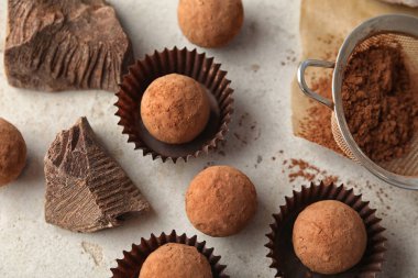 Lezzetli çiğ çikolata truffles ışık arka plan üzerinde ile düz yatıyordu kompozisyon