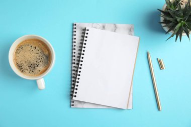 Renkli arka planda Notebook ve kahve ile düz yatıyordu kompozisyon