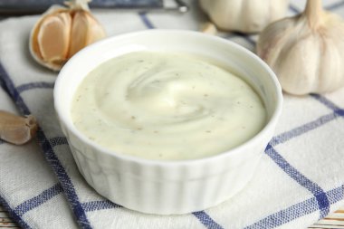 Ekose kumaşta sarımsak sosu kase ile kompozisyon