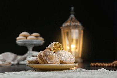 Masada Islam tatilleri için geleneksel kurabiye tabağı. Eid mübarek