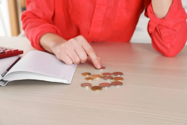 Γυναίκα μετρώντας τα χρήματα στο τραπέζι σε εσωτερικούς χώρους, κοντινό πλάνο — Φωτογραφία Αρχείου