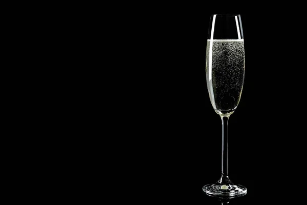 Copo de champanhe sobre fundo preto, espaço para texto — Fotografia de Stock