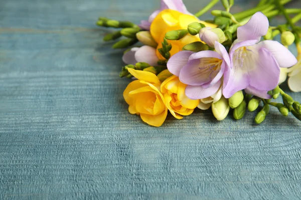 Hermosas flores frescas de freesia sobre fondo de color, primer plano. Espacio para texto —  Fotos de Stock