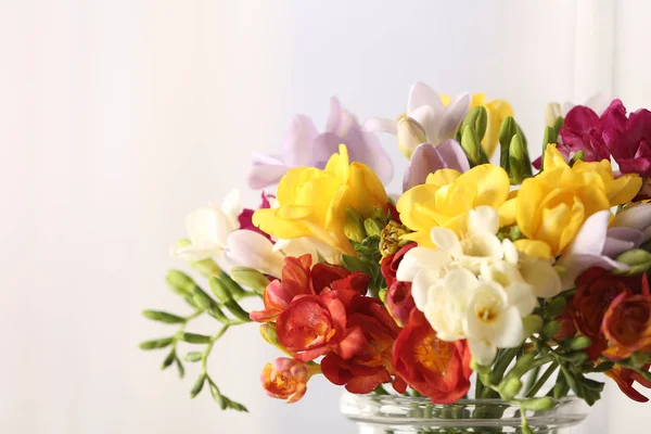 Vacker bukett av våren Freesia blommor på ljus bakgrund, närbild. Utrymme för text — Stockfoto