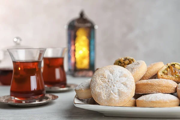 Cookies islamiques traditionnels et thé sur la table, espace pour le texte. Aïd Moubarak — Photo