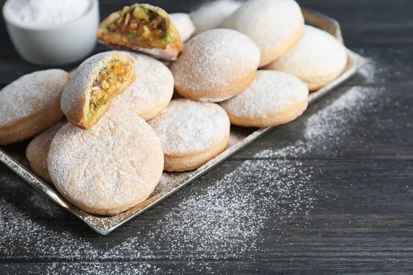 Galletas islámicas tradicionales sobre mesa de madera, espacio para texto. Eid Mubarak — Foto de Stock