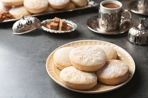 Összetétel a hagyományos iszlám sütiket az asztalra, helyet a szöveghez. Az Eid Mubarak — Stock Fotó