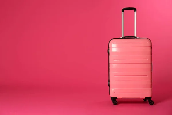 Elegante maleta sobre fondo de color. Espacio para texto — Foto de Stock