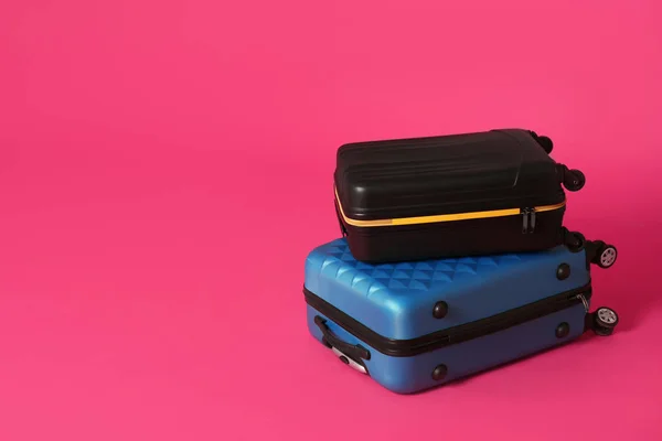 Стильные чемоданы на цветном фоне. Пространство для текста — стоковое фото