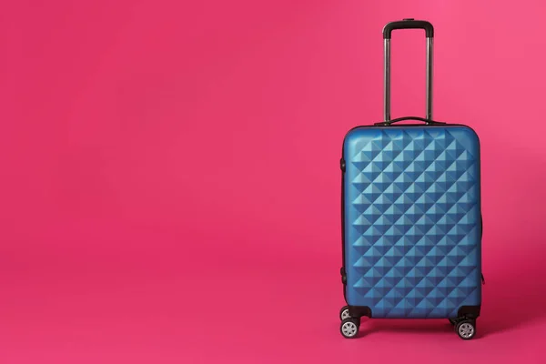 Stilvoller Koffer auf farbigem Hintergrund. Raum für Text — Stockfoto