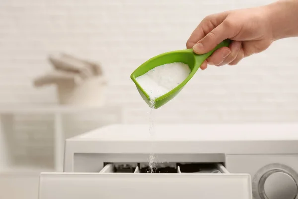 Mulher derramando pó na gaveta da máquina de lavar dentro de casa, close-up. Dia de lavandaria — Fotografia de Stock