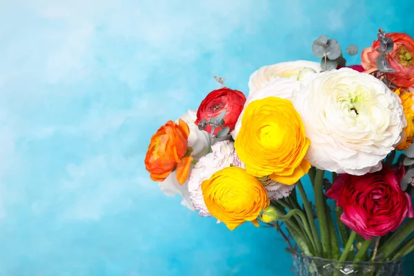 Букет з красивими квітами рунункули на кольоровому фоні. Простір для тексту — стокове фото