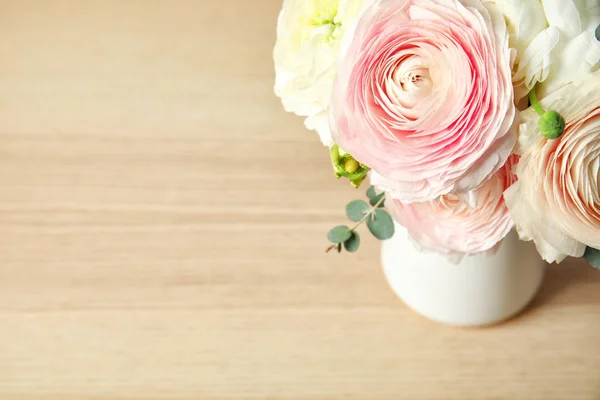 Belles fleurs de printemps ranunculus dans un vase sur une table en bois. Espace pour le texte — Photo