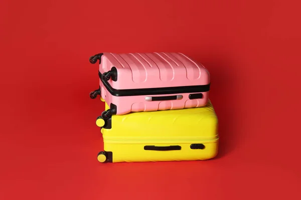 Stilvolle moderne Koffer auf farbigem Hintergrund. Reisegepäck — Stockfoto