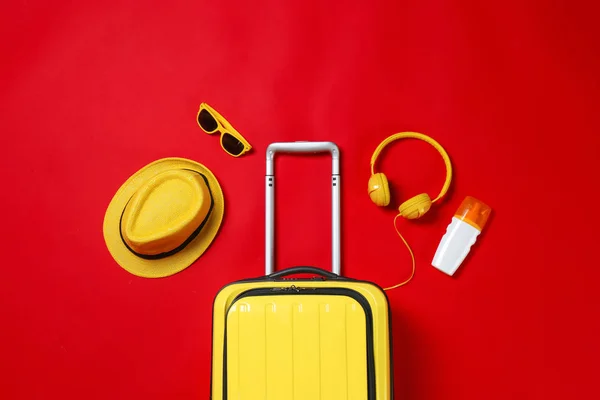 Płaska kompozycja lay ze stylową walizką i akcesoriami na kolorowym tle — Zdjęcie stockowe