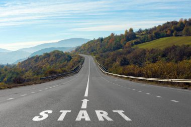 Karayolları ile karayolu başlangıç dağlara yol. Yeni yaşamın başlangıcı 