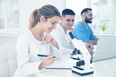 Modern bilimsel laboratuvarda çalışan tıbbi öğrenciler