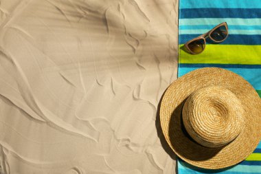 Plaj nesneleri ve kum üzerinde metin için alan ile düz yatıyordu kompozisyon