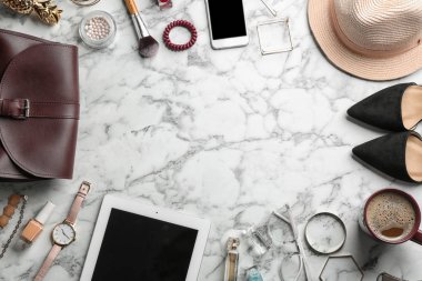 Düz cihazlar ile kompozisyon yatıyordu, Blogger 's Stuff ve alan mermer arka planda metin için