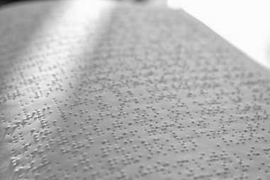 Braille metniyle kitap sayfası, çekim. Kör insanlar için eğitim