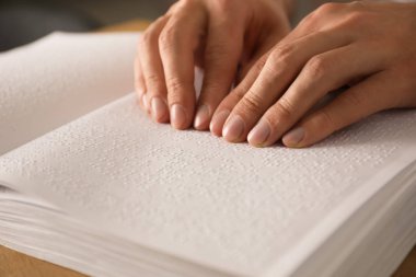 Kör adam okuma kitabı Braille, closeup yazılmış