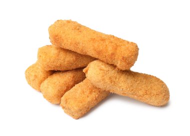 Beyaz arka planda lezzetli gevrek peynir çubukları