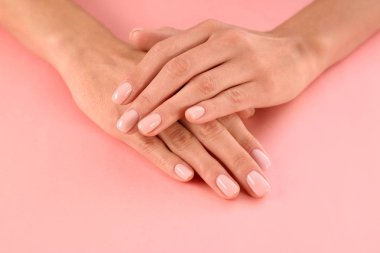 Renkli arka planda güzel ellere sahip kadın closeup görünümü. Spa tedavisi