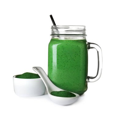 Beyaz arka planda Spirulina içecek ve toz