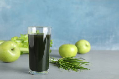Cam Spirulina içecek, Buğday çim ve elma masada renk arka plana karşı. Metin alanı