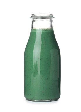 Beyaz arka planda Spirulina Smoothie şişe