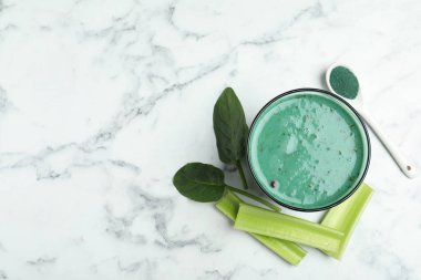 Cam Spirulina Smoothie, toz, ıspanak ve kereviz mermer arka planda, üst görünüm. Metin alanı