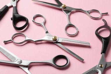 Renk arka plan üzerinde birçok makas. Kuaför aletleri