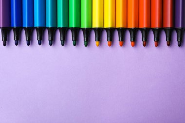 Renkli arka planda metin için işaretçileri ve alanı ile düz yatıyordu kompozisyon. Gökkuşağı paleti