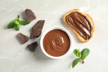 Masa üzerinde lezzetli çikolata mousse, ekmek ve nane ile düz yatıyordu kompozisyon