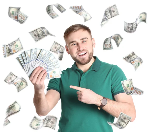 Πορτρέτο του ευτυχισμένο νεαρό άνδρα με τα χρήματα και πετούν αμερικανικά δολάρια σε λευκό φόντο — Φωτογραφία Αρχείου