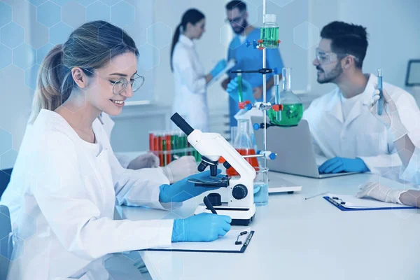 Estudantes de medicina trabalhando em laboratório científico moderno — Fotografia de Stock